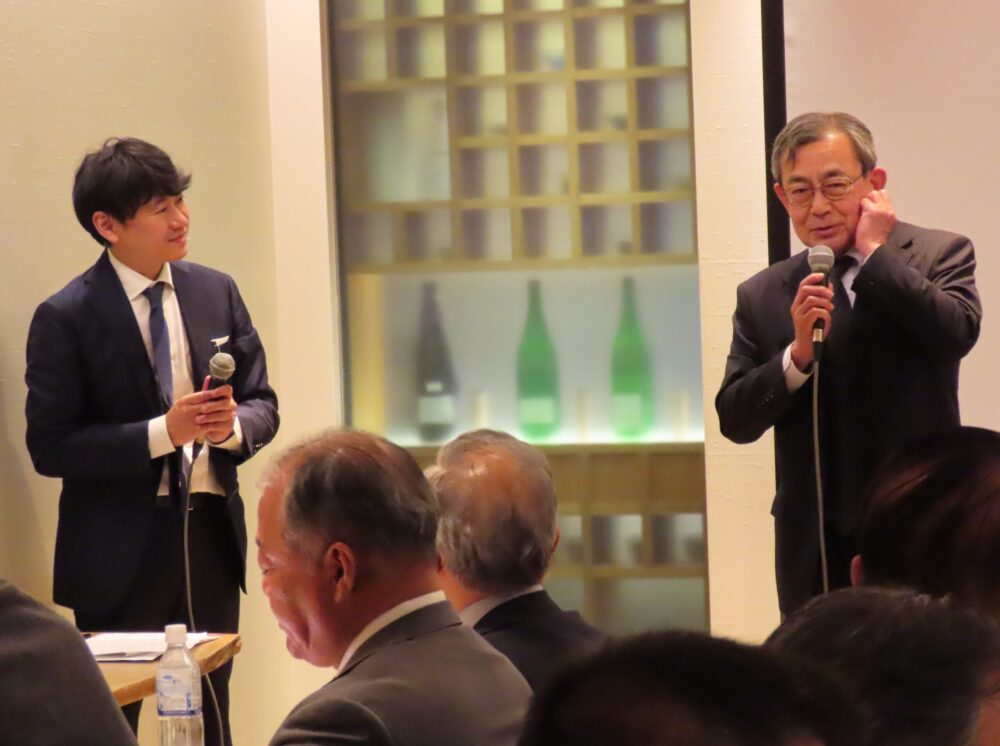 意見交換を行う東武トップツアーズの久保成人会長（右）