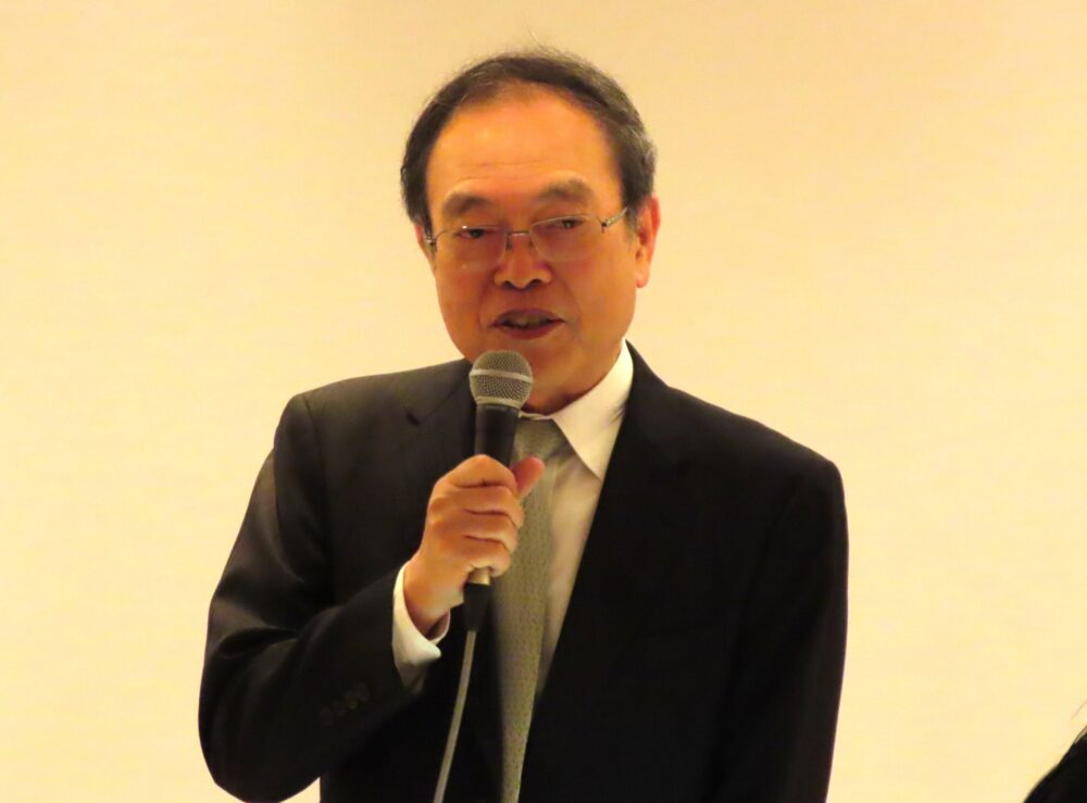 あいさつする濱田理事長