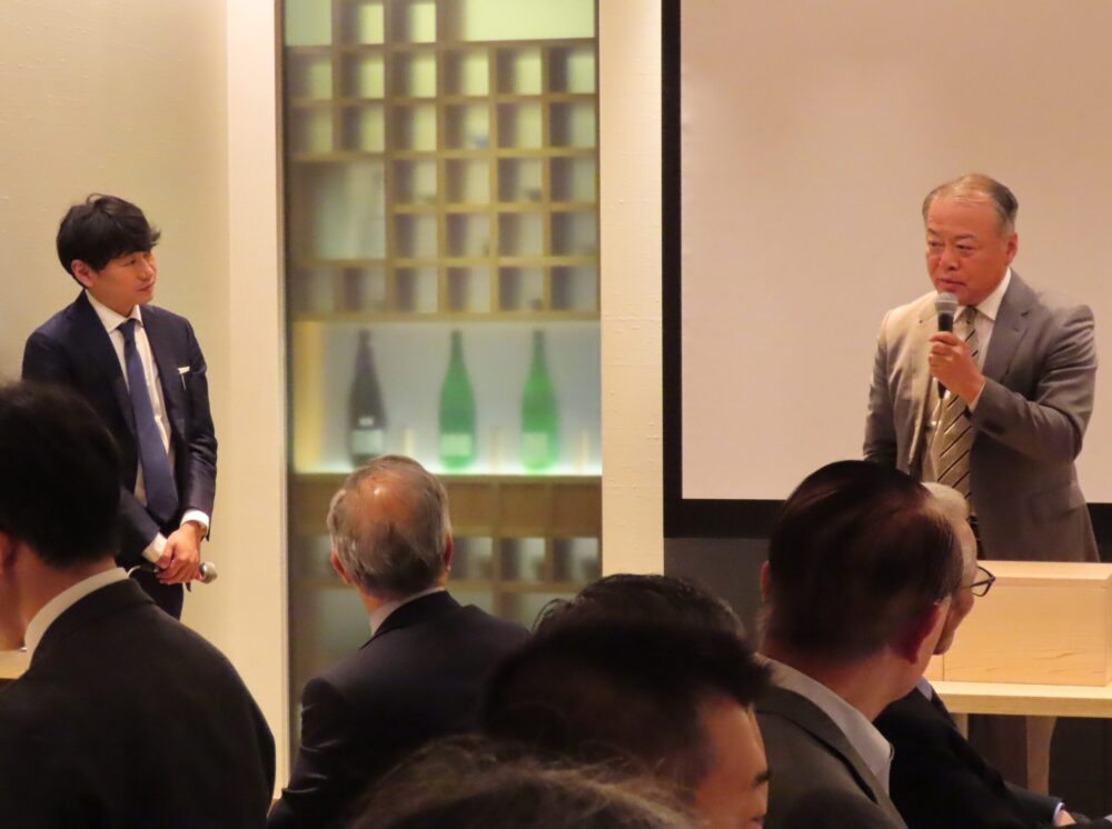 ジェイアール東日本企画の赤石良治社長（右）