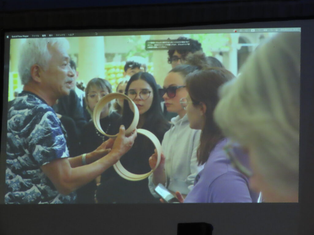 会場で放映されたミラノフォーリサローネの様子を伝える動画