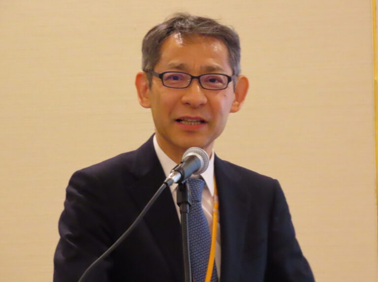 木下グループの木下直哉社長兼グループCEOのあいさつを代読する木下工務店の田中耕三郎社長