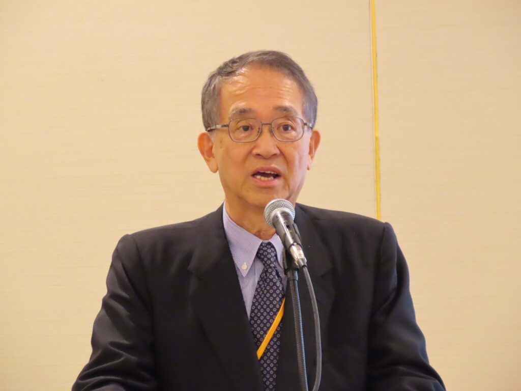 参加者を紹介する地域連携研究所の浅見茂専務理事