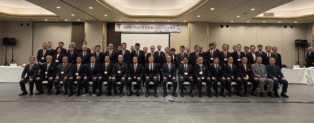 文化庁の都倉長官（前列中央）と全国から集まった52自治体の代表