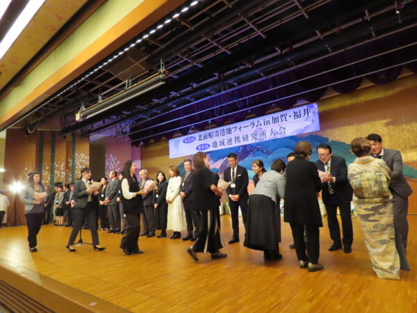 花束贈呈の様子