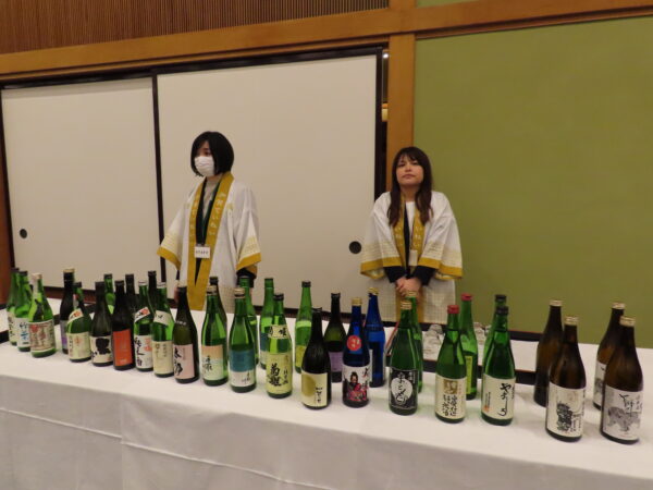日本各地の名酒が振る舞われた