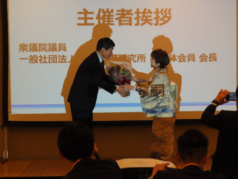 新たに衆議院議員となった福原氏には花束が贈呈された