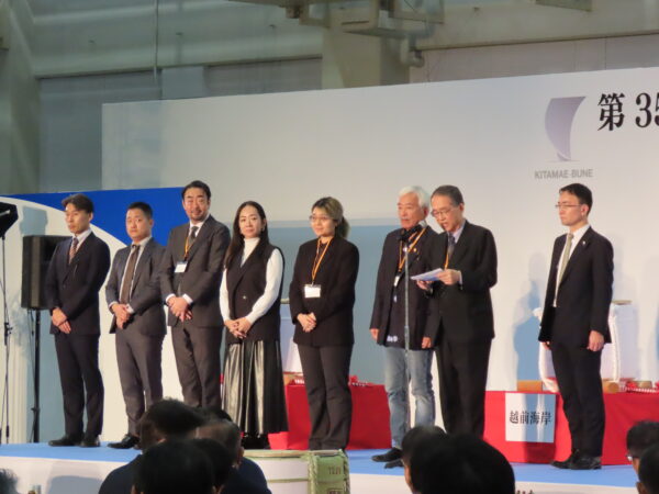 浅見専務理事が食文化や工芸文化の欧州展開に携わっているメンバーを紹介