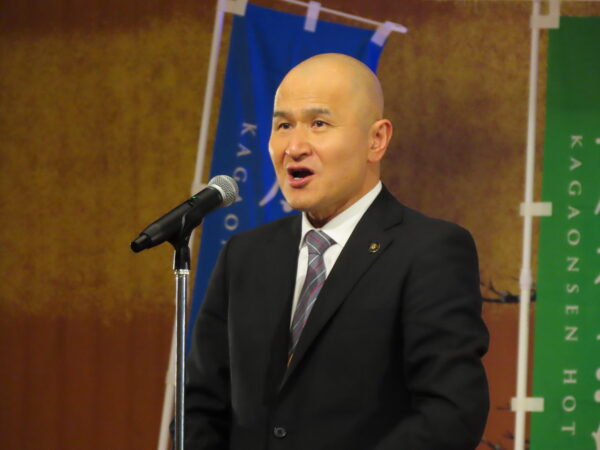 熱唱する岡山県瀬戸内市の武久市長