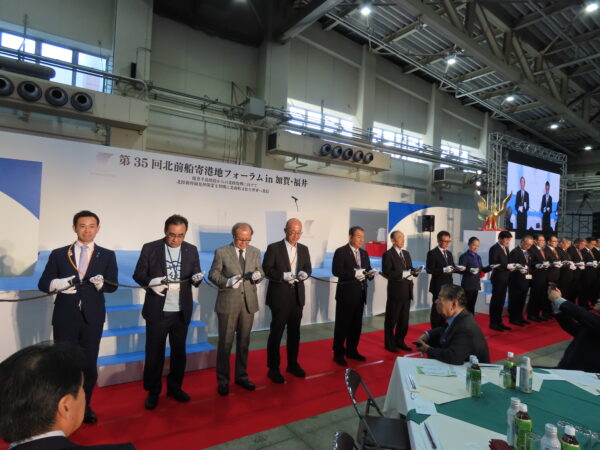 北海道釧路町産の約30mのサオマエコンブを使い「コンブカット」