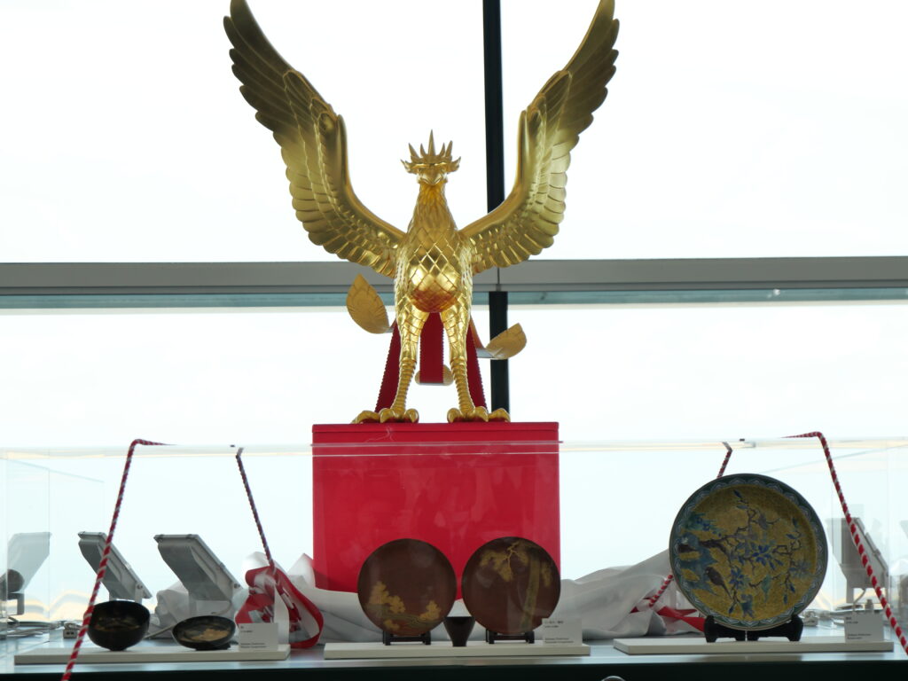 黄金の鳳凰と伝統的工芸品