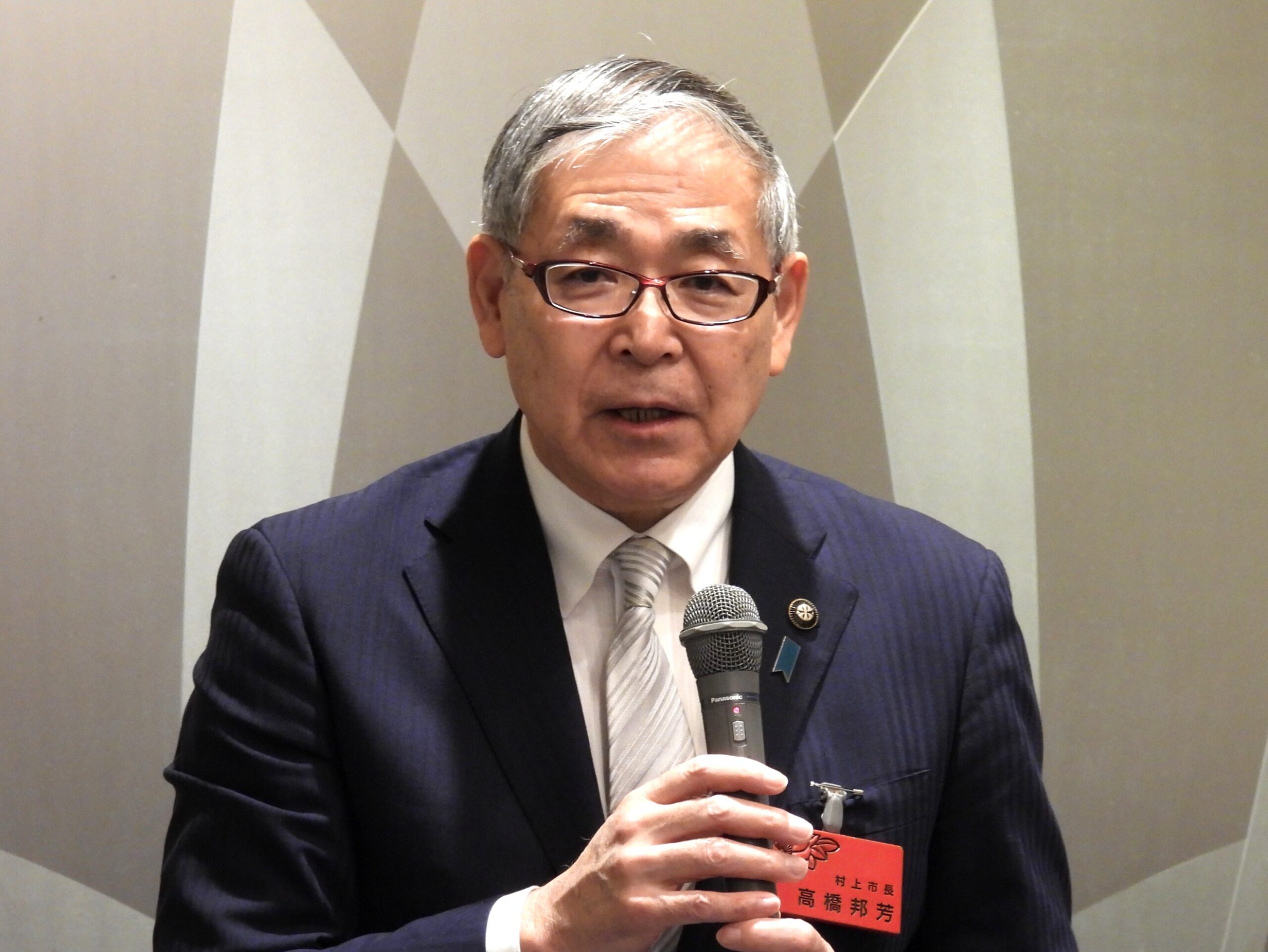 発起人代表としてあいさつする新潟県村上市の高橋邦芳市長