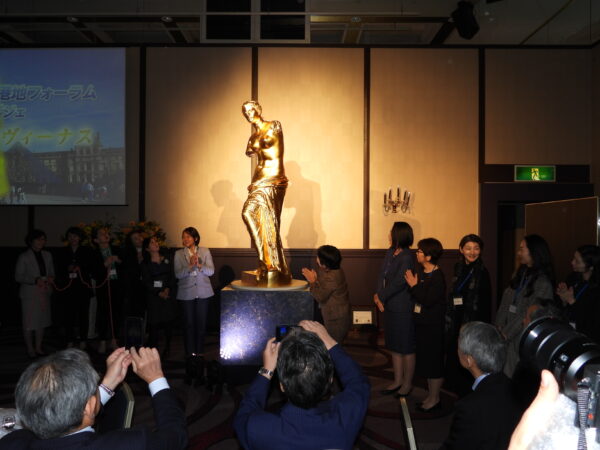 オブジェの披露時には歓声が上がった