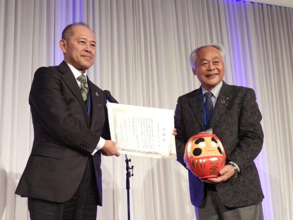 臥雲市長（左）と小松町長