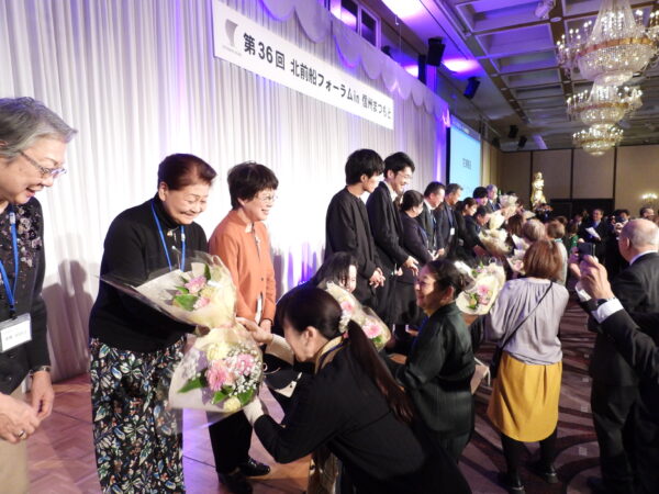 花束贈呈の様子