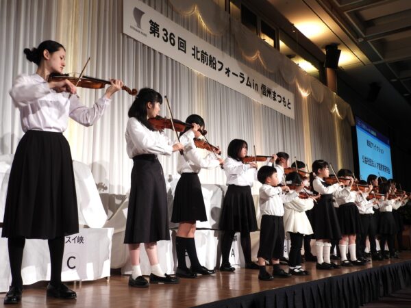 才能教育研究会の子ども演奏家が登壇