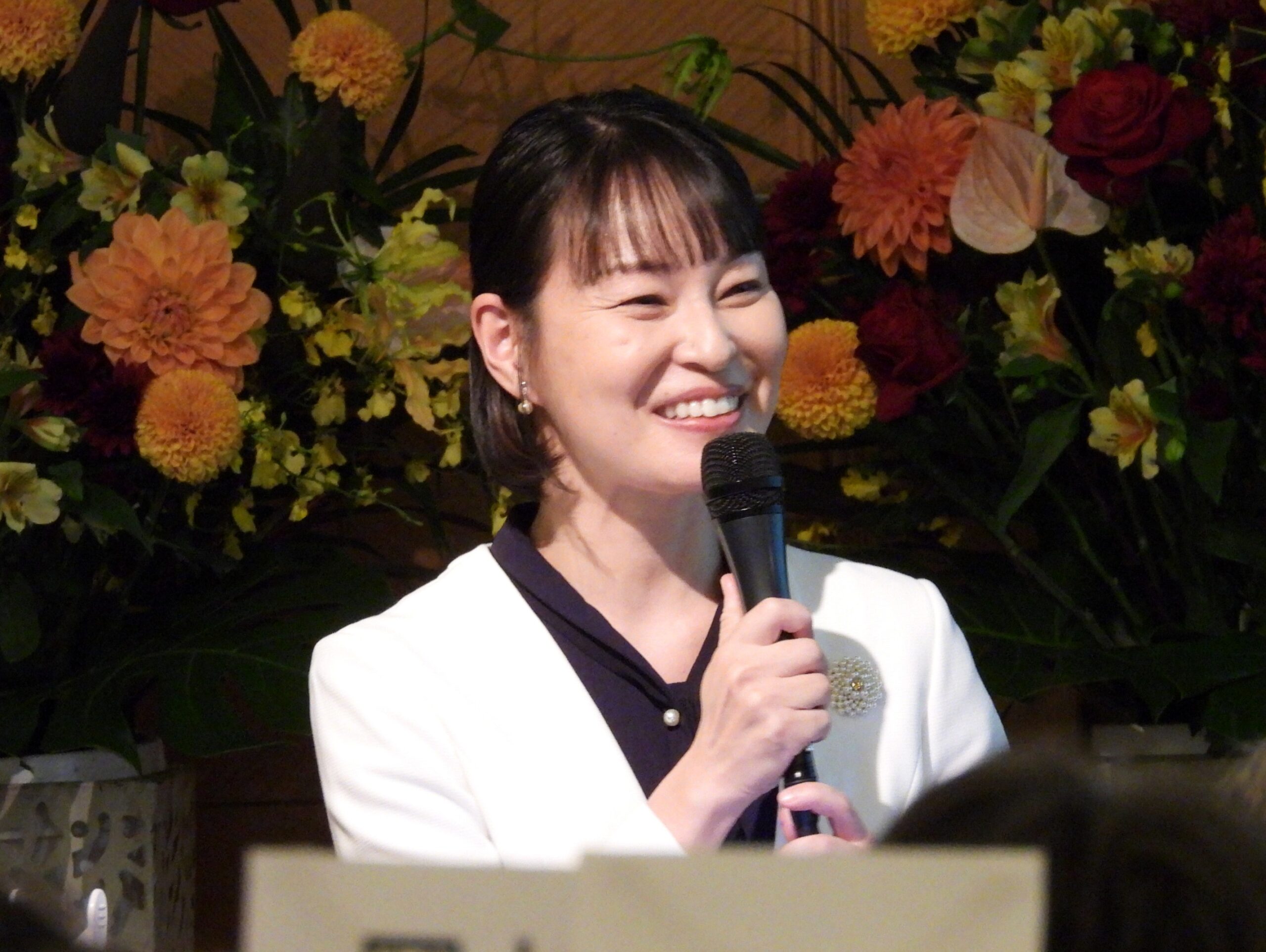 司会はフリーアナウンサーの本間香菜子氏が務めた