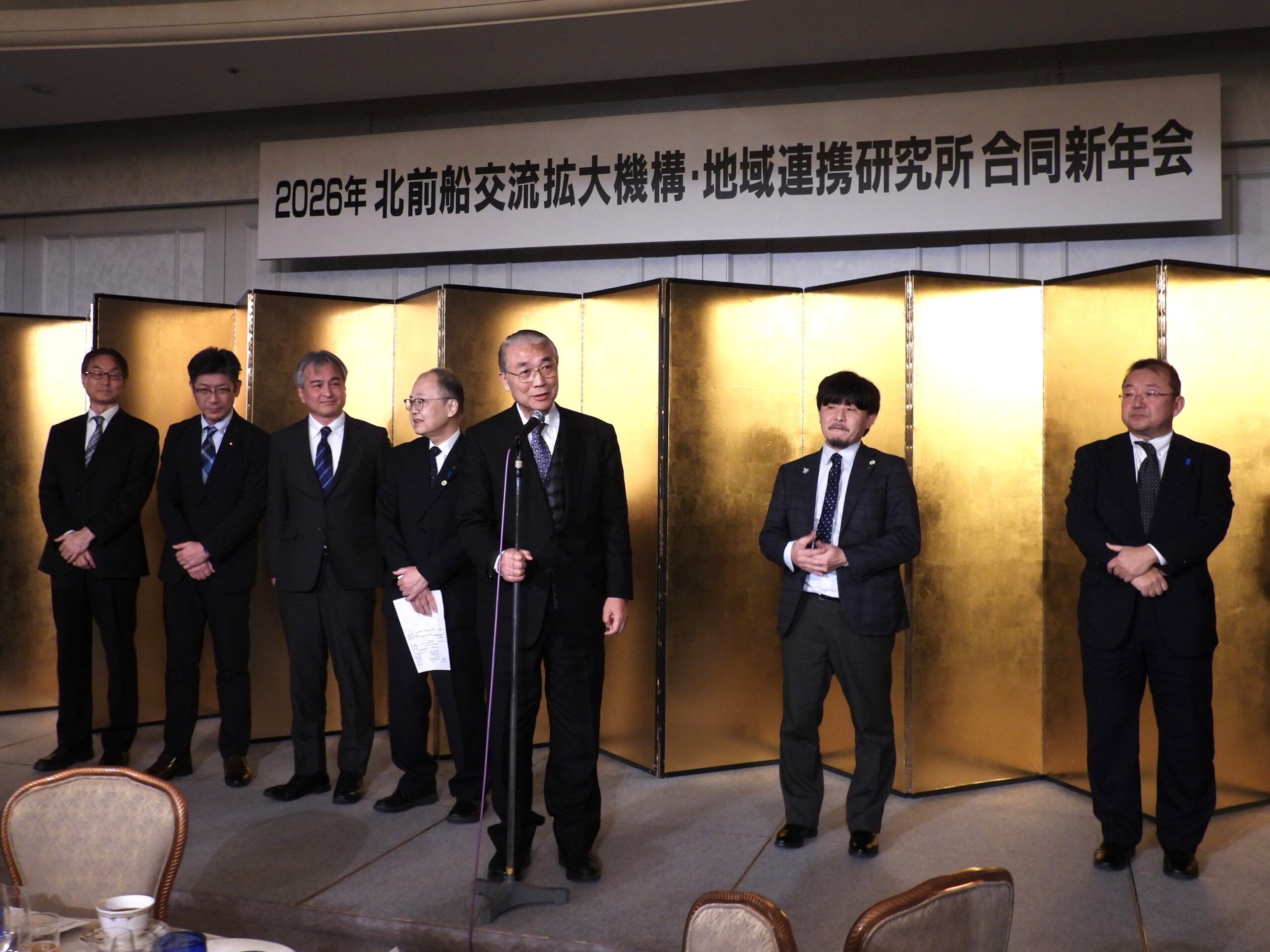 北前船交流拡大機構参与の金子重郎氏（中央）と新潟県関係者